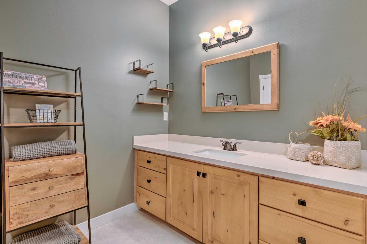 Large, Cozy Midway Studio With Mountain Views! Luaran gambar
