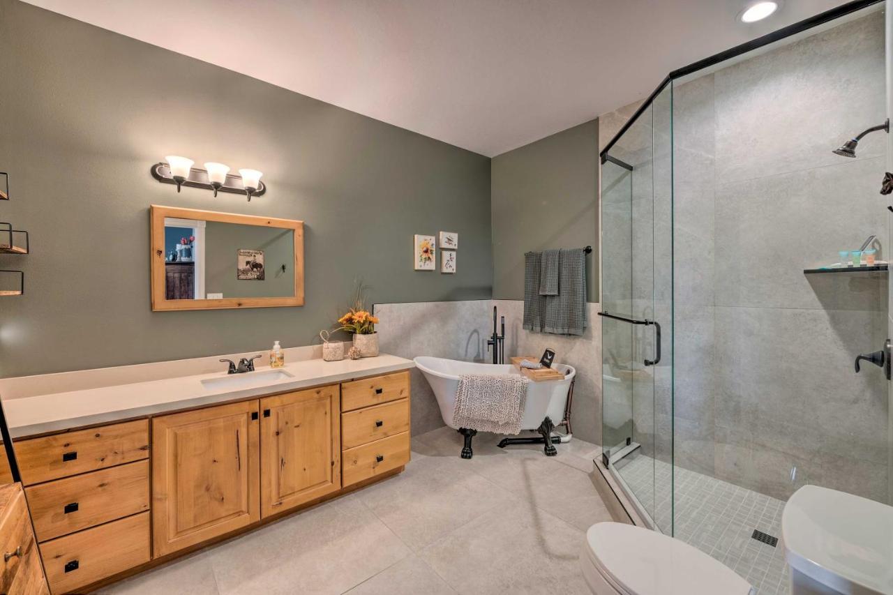 Large, Cozy Midway Studio With Mountain Views! Luaran gambar
